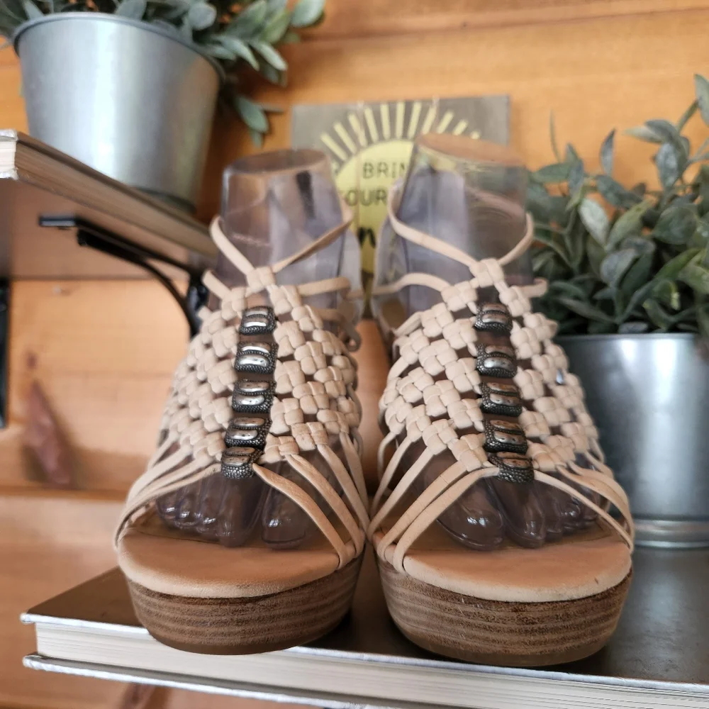 B. Makowsky 💜 Anna Taupe Leather Platform Heels Caged Woven Beads Boho Shoe 9 M